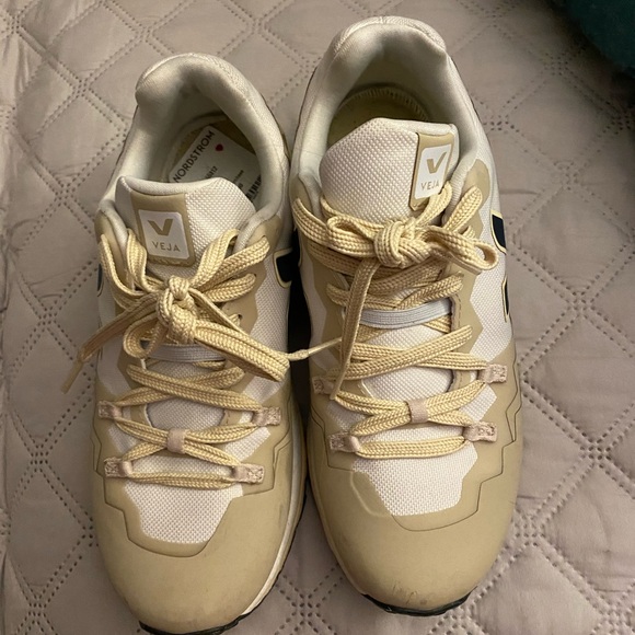 Veja women shoe size 7 Look NEW was seldom used. 
Was bought in Nortsdrom Rack. - Picture 11 of 12